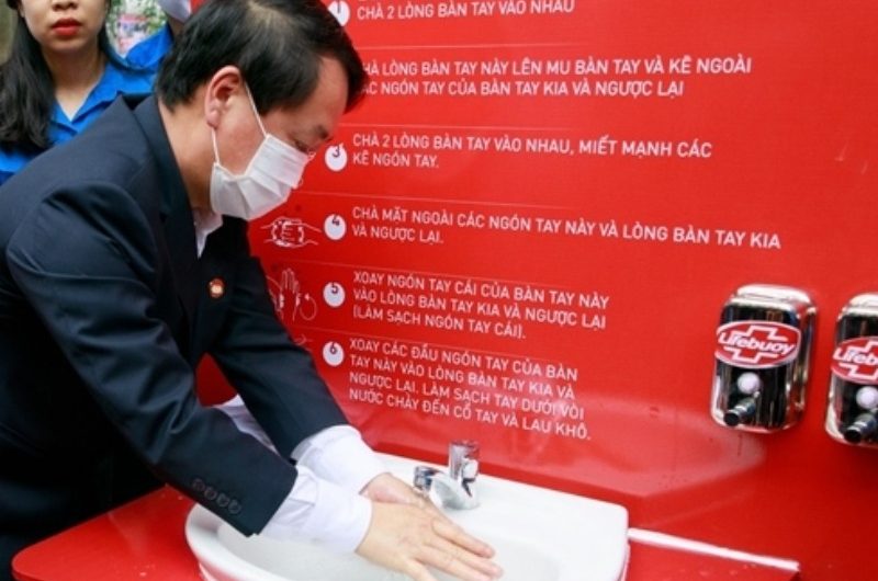 Cùng cover ‘Ghen Cô Vy’, góp quỹ xây 100 trạm rửa tay dã chiến Lifebuoy